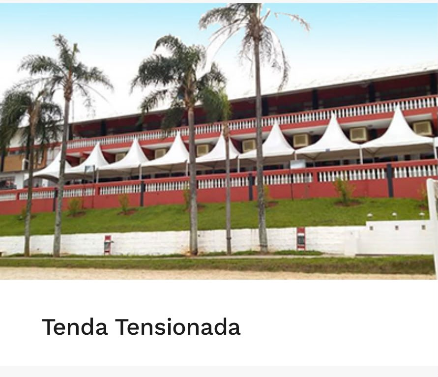 Tendas tensionadas brancas em espaço para eventos
