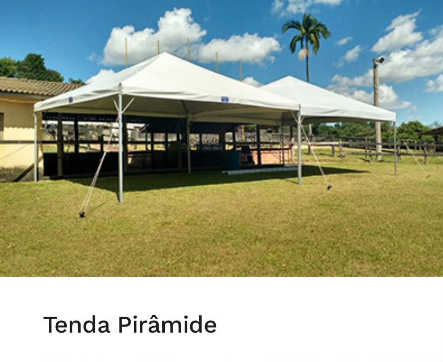 Tendas pirâmide brancas montadas em gramado