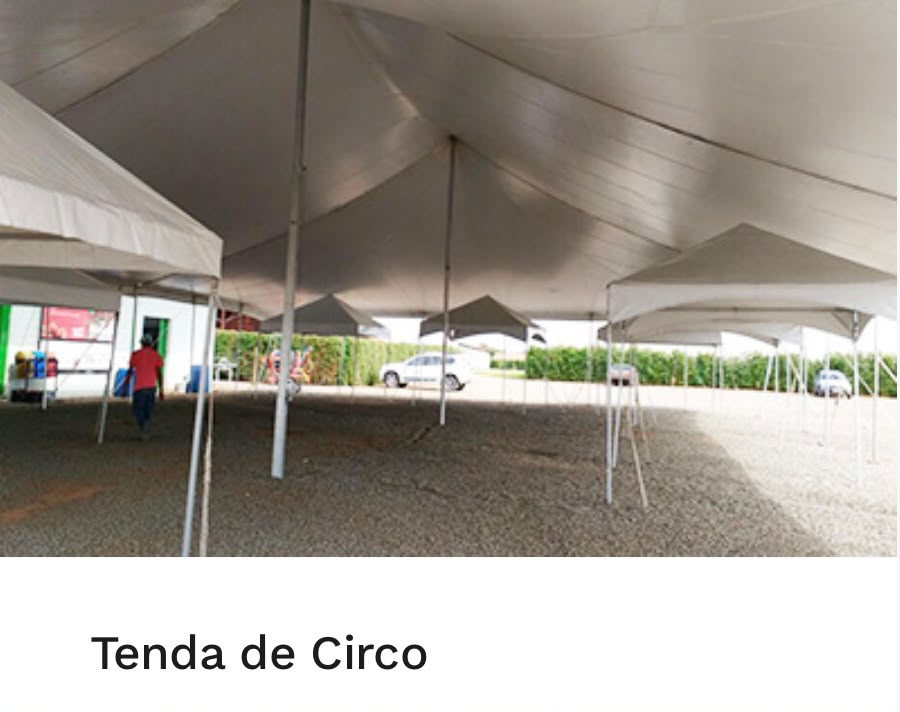 Interior amplo de tenda de circo