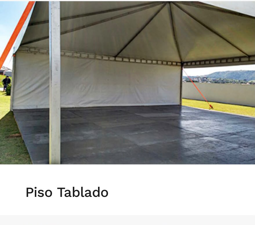 Piso tablado instalado sob uma tenda